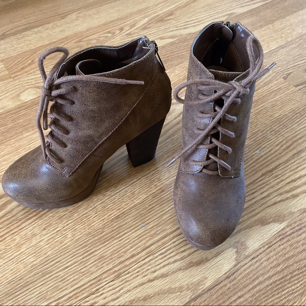 Daisy Fuentes Lace Ankle Boots - Picture 3 of 10